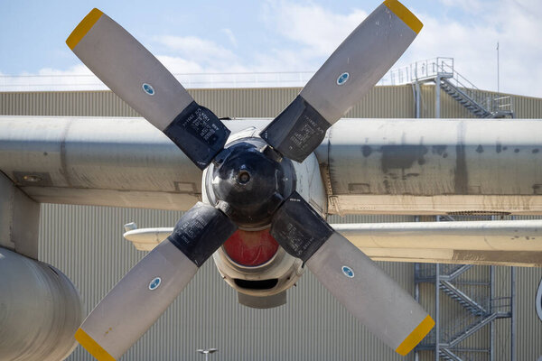 Детальный обзор колеса шасси и встроенного посадочного огня старого самолета, отображаемого как статический памятник