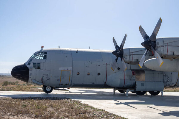 Близкий обзор окон кабин и турбовинтовых двигателей старого военно-транспортного самолета экспонировался на открытом воздухе