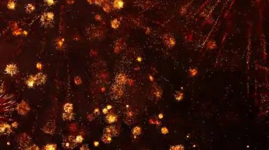 Yoğun patikalar ve kıvılcımlarla patlayan altın havai fişeklerin geniş manzarası