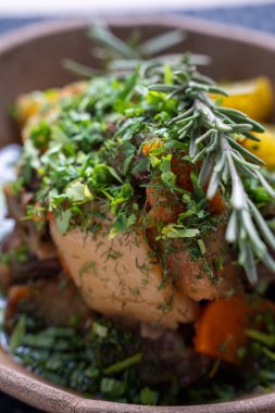 Biberiye garnitürlü taze otlarla süslenmiş sebzeler ve kırsal bir kasede canlı renkler.