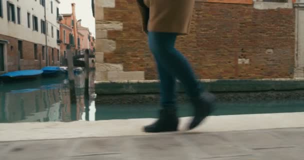 Woman in haste moving along Venetian canal — Stock Video