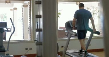 Onun boş zamanlarında eğitim gitmek tercih ediyor