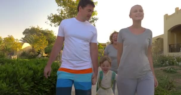 Familia paseo al aire libre en el complejo de verano — Vídeos de Stock