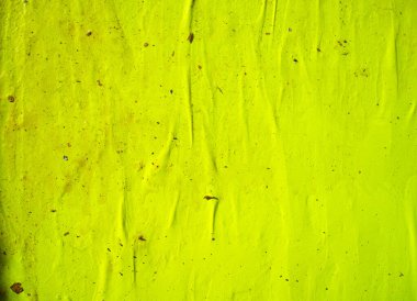 Dikey kırışıklıklar ve dağınık enkaz parçacıklarıyla desenli kireç yeşil duvar yüzeyi