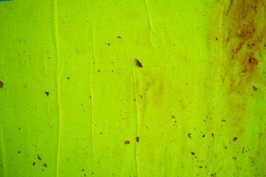 Kırışıklıklar ve küçük toprak parçacıkları olan neon yeşil desenli yüzeye yakın çekim