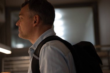 Sırt çantalı bir adamın pastanede dikilip tezgaha baktığını gördüm.