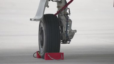 Ana iniş takımları ve tekerlek montajı askeri nakliye uçakları pist üzerindeki kırmızı tekerlek tıkaçlarıyla emniyete alındı.