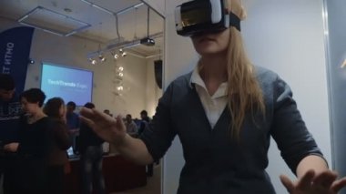 Tech Ehxibition 'da Sanal Gerçekliği Keşfeden Kadın