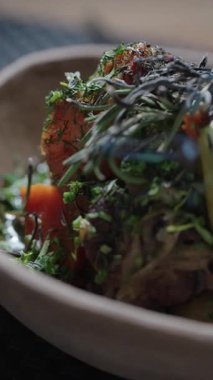 Biberiye dumanlı Aromatik sığır eti güveci et, patates havucu, turşu ve kırsal kasede taze otlar.