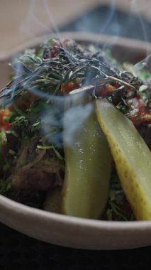 Biberiyeyle kaplanmış sığır eti güveci sebzelerin üzerine duman salıyor ve kasede zengin sos var.