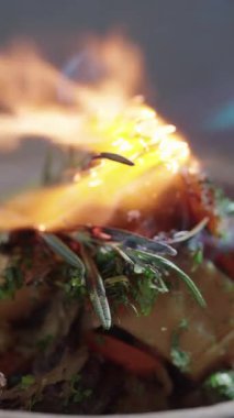 Biberiye garnitürü sıcak et yahnisinin üzerinde patates havucu ve otlarla tutuştu.