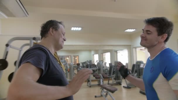 Stretta di mano ferma di amici in palestra — Video Stock