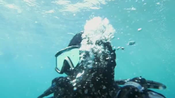 Diver Respirazione sotto l'acqua — Video Stock