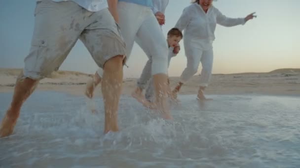 Rodinné procházky po pláži a stříkající voda