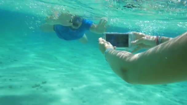 Tomando smartphone subaquático para obter uma boa foto — Vídeo de Stock