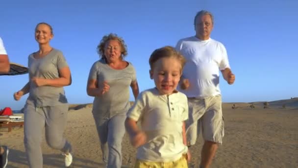 Vacanza in famiglia con jogging la sera — Video Stock