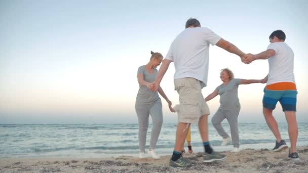 Familje cirkel dans vid kusten — Stockvideo