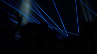 Mavi lazer ışınları kalabalığın üzerindeki karanlık konser salonunu kesiyor ve ellerinizi kaldırarak enerjik bir gece kulübü atmosferi yaratıyorsunuz.