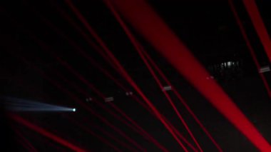 Dinamik lazer ve flaş ışığı konser alanını dolduruyor canlı müzik gösterisi sırasında yoğun görsel ritim yaratıyor