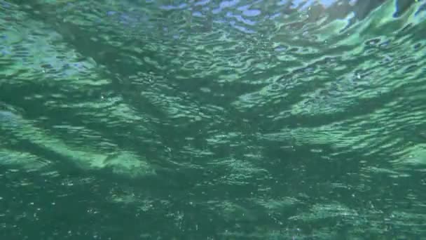 Cena de água com ondulações e reflexão do sol — Vídeo de Stock