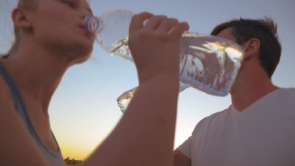 Koppel drink water na oefeningen — Stockvideo