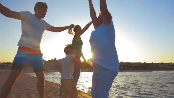 Büyük Bir Ailenin Sabah Egzersizleri — Stok video