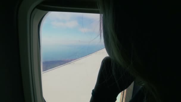 Volando en el avión y disfrutando de la vista desde la altura — Vídeos de Stock