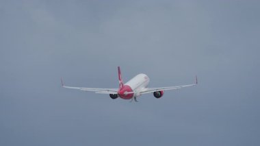 LUQA, MALTA - SEPTEMBER 28, 2025: Bir ticari yolcu uçağı havalandıktan kısa bir süre sonra, Luqa yakınlarındaki gökyüzünde görüldü