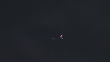 LUQA, MALTA - 29 SEPTEMBER 2025: Malta Uluslararası Havalimanı 'ndan kalkan ticari yolcu uçağı pistin ışıklarının altında görüldüğü gece gökyüzüne çıkıyor