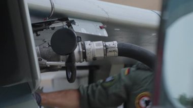 LUQA, MALTA - SEPTEMBER 28, 2025: Bir Alman Hava Kuvvetleri yer mürettebatı Malta Uluslararası Havalimanı 'nda bir Eurofighter Typhoon' a yakıt ikmali yaptı