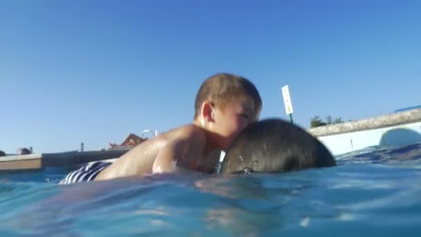 Πατέρας και γιος παίζουν στην πισίνα — Αρχείο Βίντεο