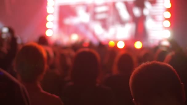 Gente de pie en el concierto de pop nocturno — Vídeo de stock
