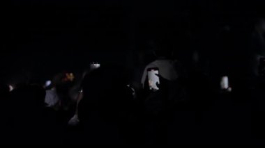 Karanlık bir konser veya festivalde siluetli bir kalabalık. İnsanlar diziyi akıllı telefonlarıyla çekiyor. Kamera, hayranları ellerini havaya kaldırıp canlı müzik etkinliğinin keyfini çıkartıyor ve tezahürat yapıyor..