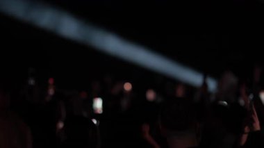 Karanlık bir konserde kalabalığın arkasından bir video. Sahne ışığı pervaneleri silip süpürüyor, onlar da telefon fenerlerini açıp mekanı ışık deniziyle aydınlatıyorlar. İzleyici POV.