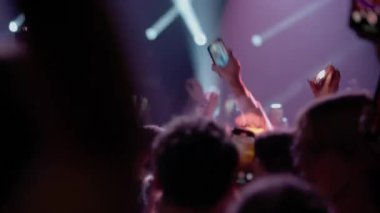 Video karanlık başlar, bir konser veya festivalde kalabalığı gözler önüne serer. Taraftarlar şovu kaydetmek için telefonları bekletiyor. Parlak kırmızı ve sarı sahne ışıkları yanıp sönüyor. Atmosferik, enerjik, odak dışı görüntüler.