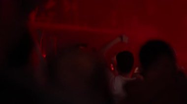 Konserden ya da partiden görüntüler. Sahne kırmızı ışıkların altında dans eden bir kalabalıkla başlar, sonra kaotik hareket bulanıklığına geçiş başlar ve soyut Bokeh ışıkları ile biter, çılgın bir geceyi hatırlatarak.