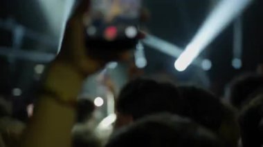 Video, soyut kırmızı ışıklarla başlıyor, sonra telefonu tutan bir ele odaklanıyor, bir konseri kaydediyor. Çekim, hayranlara canlı müzik etkinliğini akıllı telefonlarıyla çektiklerini göstermek için genişliyor..