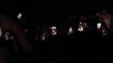 Seyirci perspektifinden çekilen video, bir konser için akıllı telefonları tutan bir hayran kitlesini gösteriyor. Sahne karanlıktan parlak beyaza ve daha sonra renkli pembe sahne ışıklarına ve dumana dönüşür..