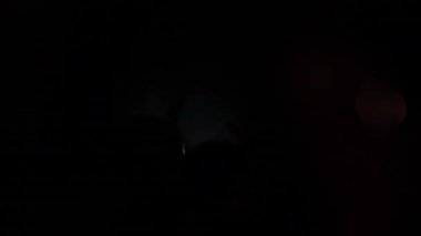 Video, müzik festivali veya konserde kalabalık ve dans eden bir kalabalığın içindeki bir bakış açısıyla çekiliyor. Sahne ışıkları ve enerjik, bulanık hareketli puslu bir atmosfer. Otantik, dolambaçlı his.