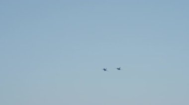 LUQA, MALTA - SEPTEMBER 28, 2025: Bir Eurofighter Typhoon ve bir Panavia Tornado açık mavi gökyüzüne karşı yakın formasyonda uçuyorlar. Askeri uçak, hava gösterisi sırasında hassas bir manevra gerçekleştiriyor..