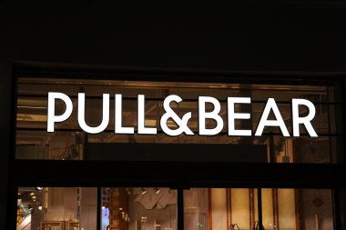 VALENCIA, İSPAN - 6 Şubat 2026: girişin üzerinde parlayan Çekim ve Ayı markası. Çekiç ve Ayı, 1991 yılında kurulan İspanyol giyim ve aksesuar perakendecisi.