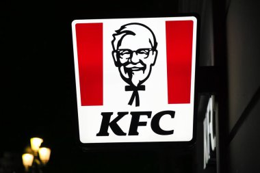 VALENCIA, İSPA - 6 Şubat 2026: KFC açık hava tabelasını yakın görüş. KFC, Albay Harland Sanders tarafından kurulan dünyanın en popüler tavuk restoranı zinciri.