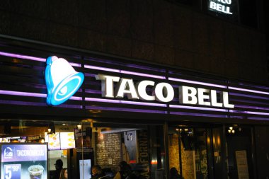 VALENCIA, İspanya - 6 Şubat 2026: Taco Bell Fast food işletme tabelası Amerikan hızlı servis Meksika tarzı restoranlar zincirinin sembol sembolü