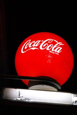 VALENCIA, İSPAIN - 6 Şubat 2026: Coca Cola meşrubat markası için klasik yuvarlak işaret geceleri şehirdeki ticari bir mekanın önüne monte edilmiş.