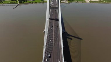 Hava aracı atışı Portekiz, Lizbon 'daki Vasco da Gama Köprüsü' nü gösteriyor. Kamera, Tagus Nehri boyunca uzanan kablo destekli köprüyü göstermek için yukarıdan aşağıya doğru trafik görüntüsünü geri çekiyor.