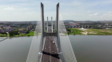 Hava aracı görüntülerine göre Lizbon, Portekiz 'deki Vasco da Gama Köprüsü' nde trafik akışı var.