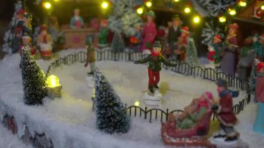 Çekici, minyatür bir Noel köyünde buz pateni pistinde buz pateni yapan biblolar yer alıyor. Şenlikli kış sahnesi kar, küçük ağaçlar ve sıcak parlak ışıklarla süslenir. Samimi bir tatil görüntüsü