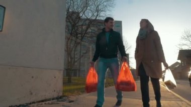 Alışverişten sonra eve dönen kadın ve erkek