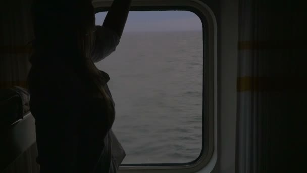 Mulher abrindo o cego na cabine viva de um navio — Vídeo de Stock