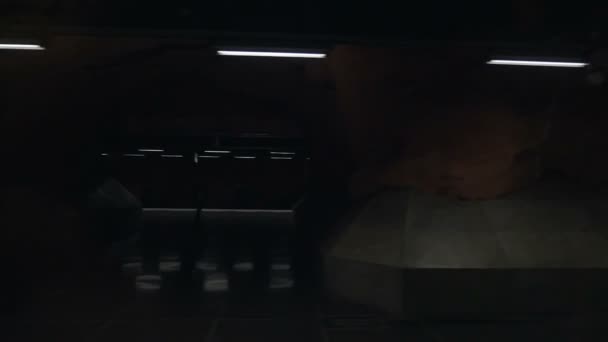 Вид на станцию метро с движущегося метропоезда — стоковое видео
